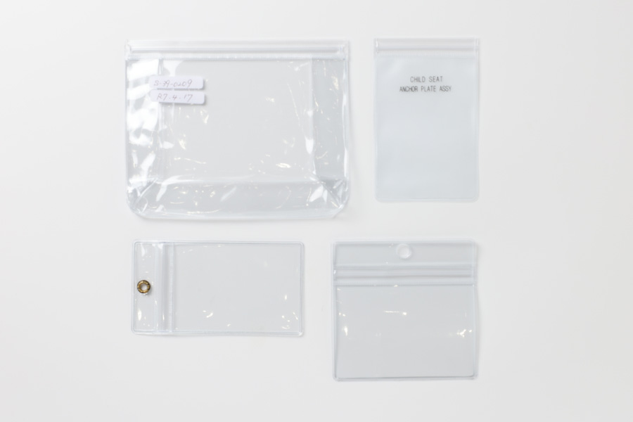 ハトメ加工やフラップ仕様に対応した、透明PVC製の小型ケース