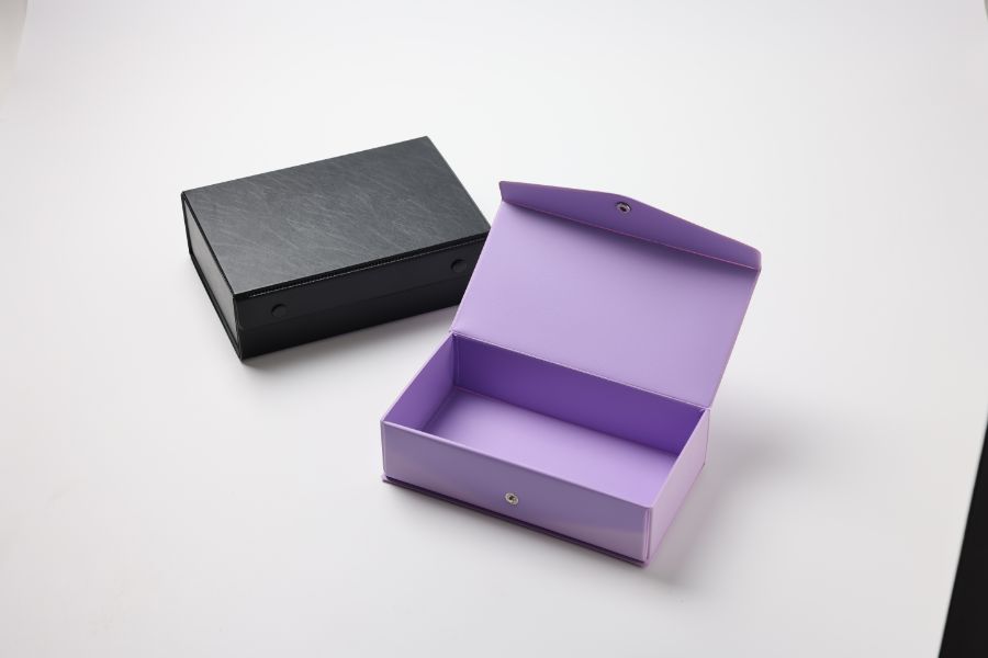 小物をすっきり収納できる、ホック付きPVC製ボックスケース