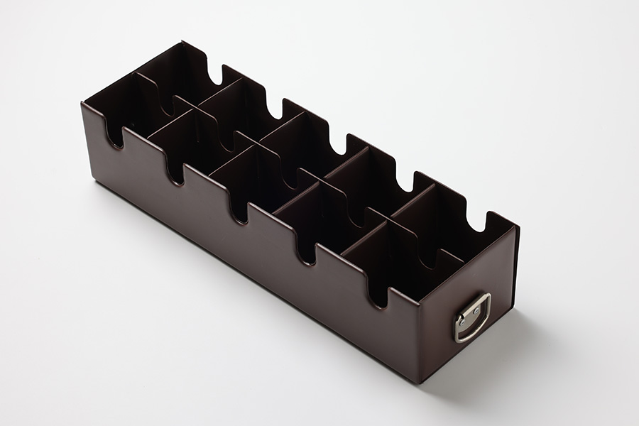 仕切り付きで小物を整理しやすい、持ち手付きPVC製収納ケース