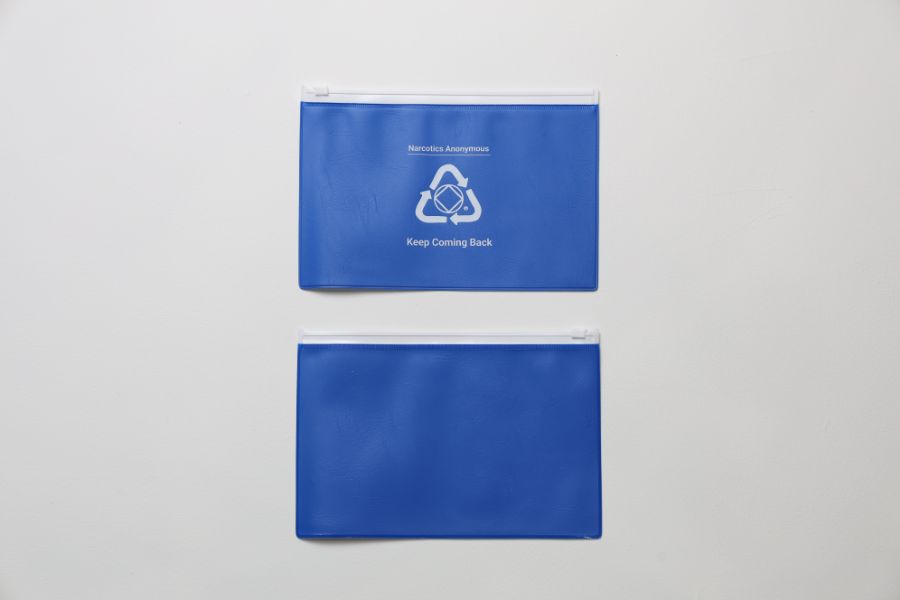 ロゴ印刷が映える青のPVC素材を使用した、白色スライダー式ファスナー付き袋