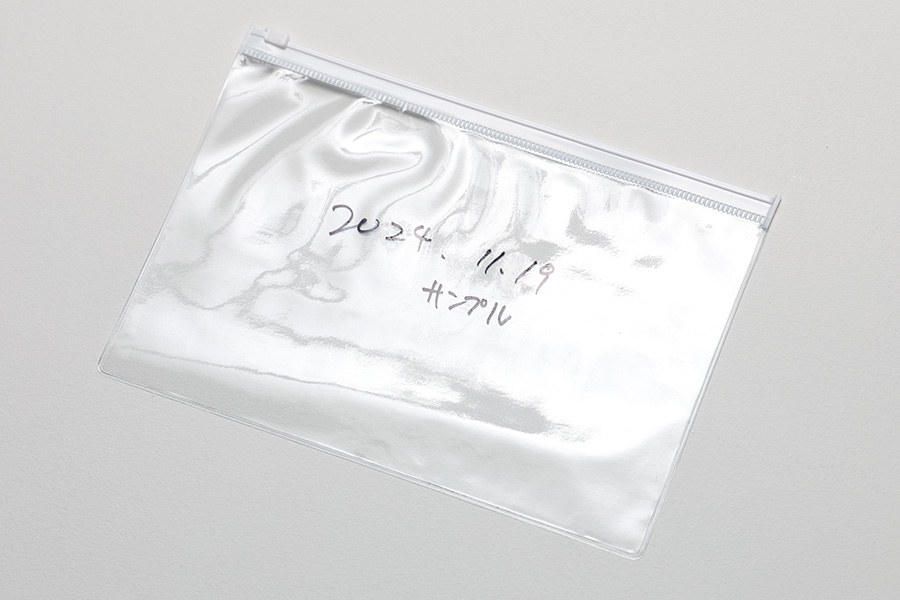 中身が見やすい透明PVC素材を使用した、白色スライダー式ファスナー付き袋